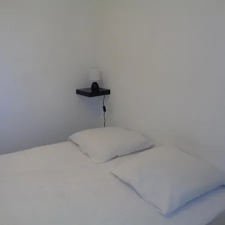 1 Chambre, Parking Et Piscine Apartman