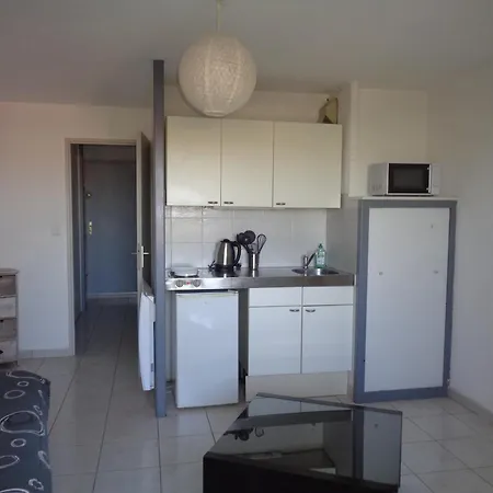 1 Chambre, Parking Et Piscine Sete